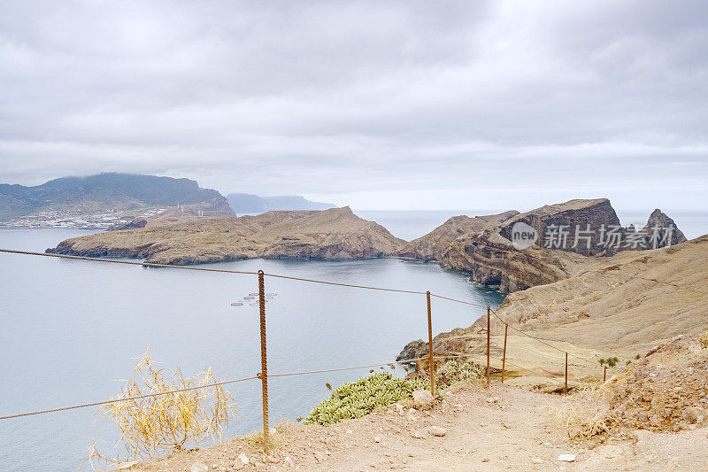 路径下蓬塔do Furado在蓬塔São Lourenço半岛景观马德拉岛在一个阴天的夏天